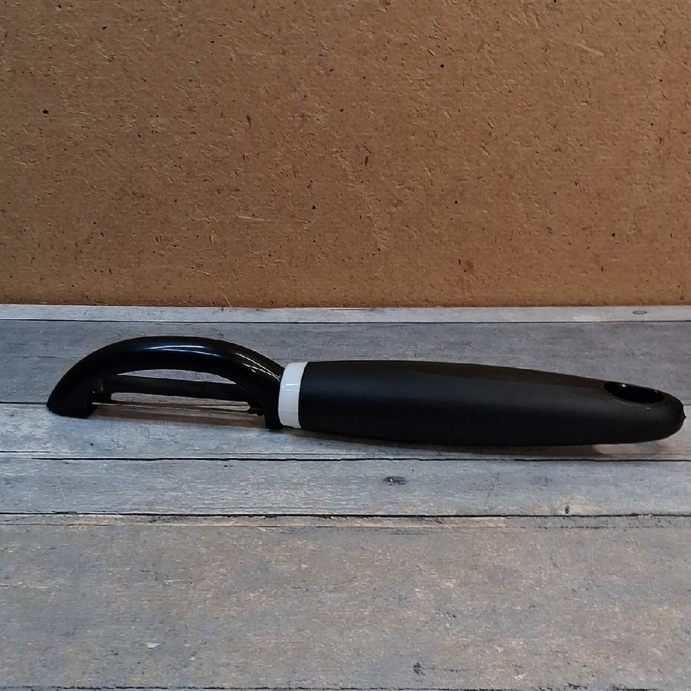 Black Vegetable and Fruit Peeler